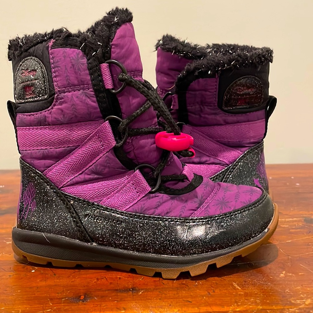 Girls size 9 Frozen Sorel winter boots, good condition.